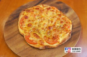 營養師不藏私食譜分享：番茄起司披薩。連麵糰也是自己手工製作的披薩！